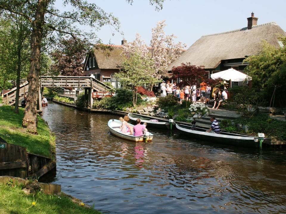 Lakeside Cottage With Boat House in Giethoorn