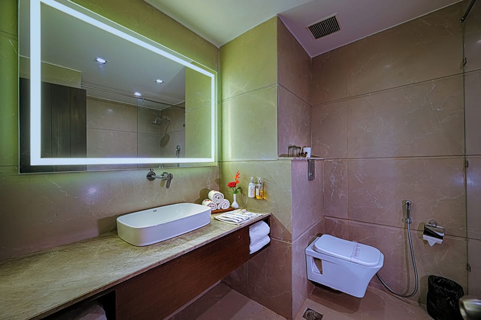 Superior Room | Bathroom | Shower, rainfall showerhead, free toiletries, hair dryer