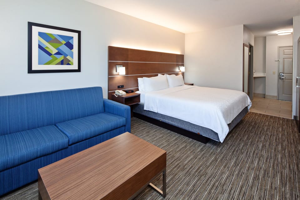 Standard Room, 1 King Bed | In-room safe, desk, laptop workspace, iron/ironing board