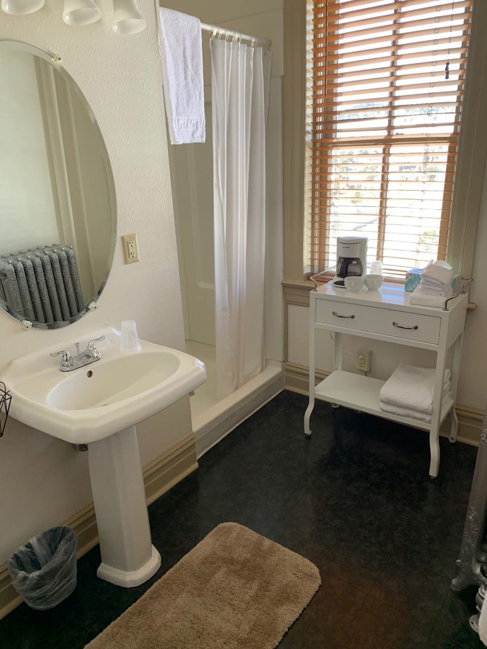 Classic Double Room | Bathroom | Free toiletries, hair dryer, towels, soap