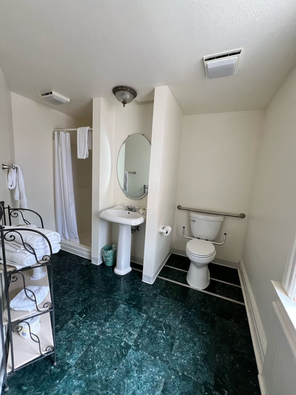 ADA Accessible King Room | Bathroom | Free toiletries, hair dryer, towels, soap