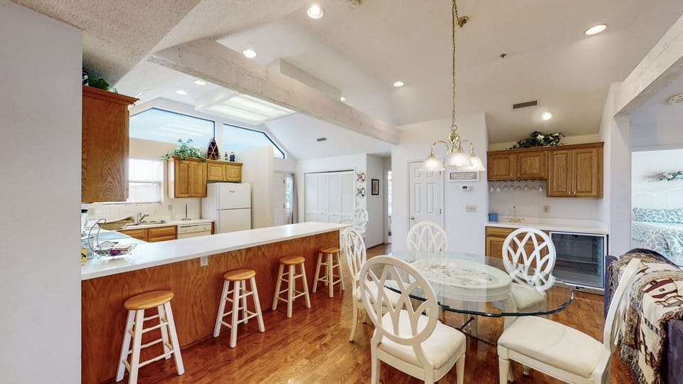 Dining area and breakfast bar