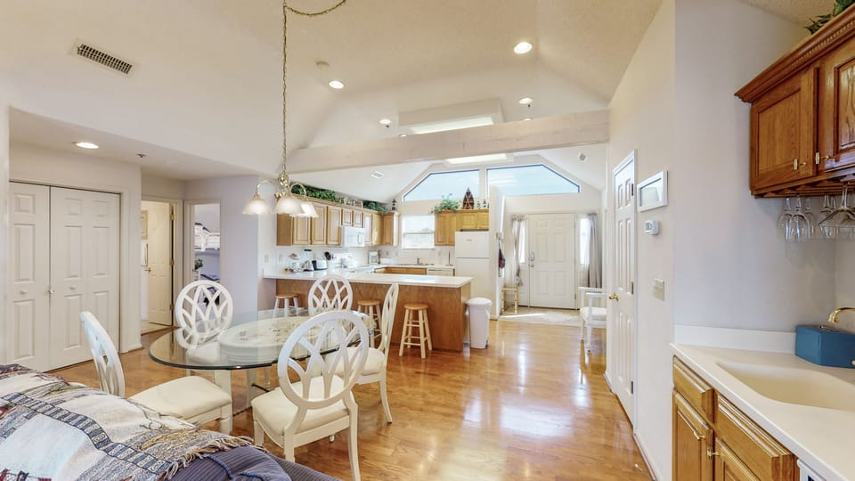 Dining area and breakfast bar