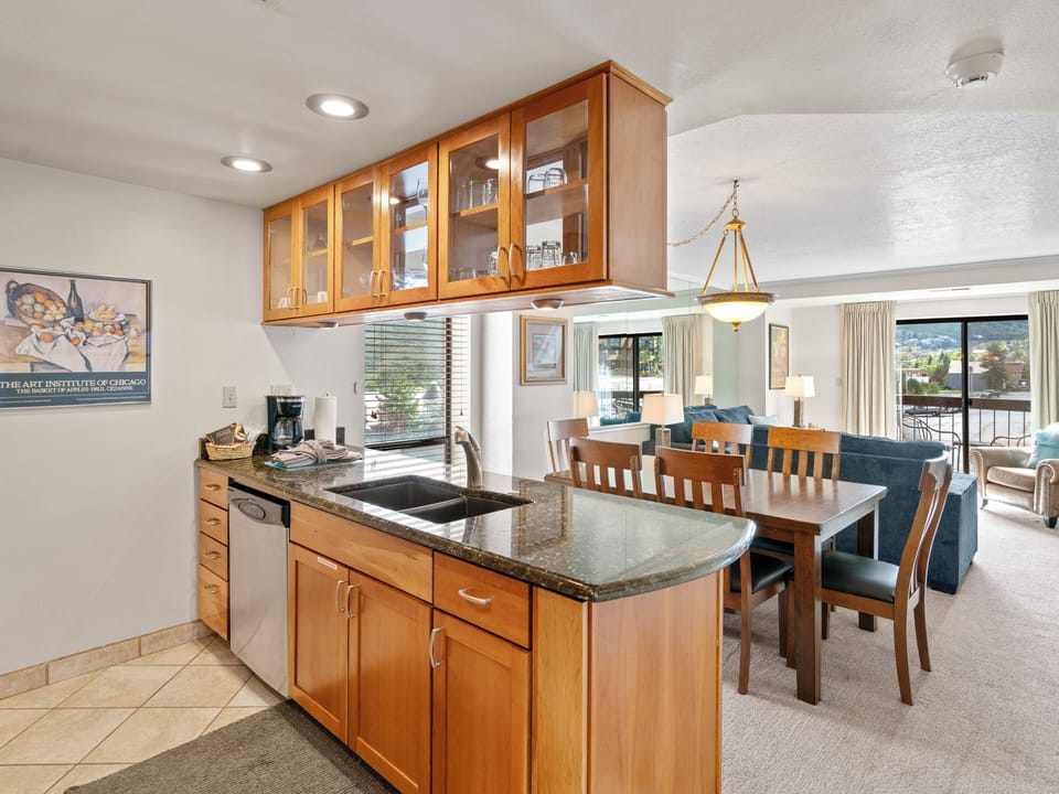 Kitchen / Dining Area