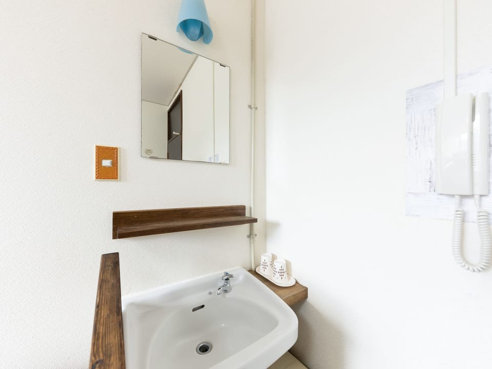 Single Room with Shared Bathroom | WiFi (free)