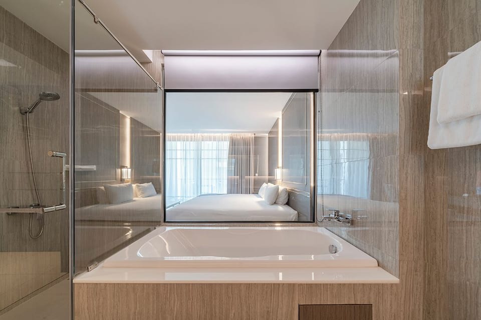 Classic Grand Deluxe King | Premium bedding, minibar, in-room safe, desk