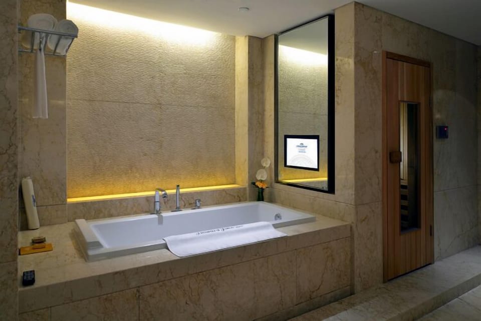 Deep soaking bathtub