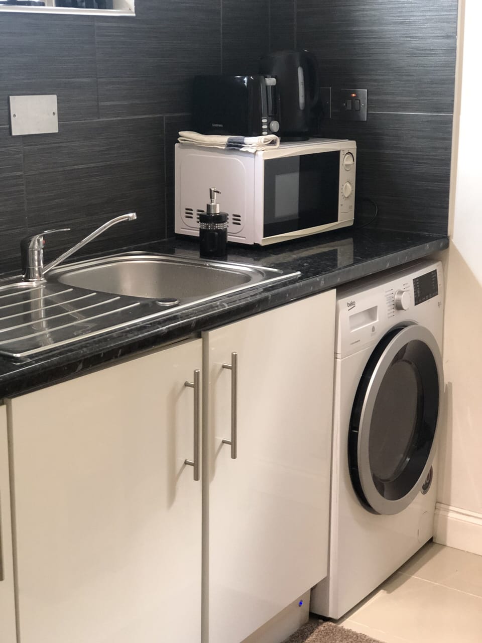 Full-size fridge, microwave, oven, stovetop
