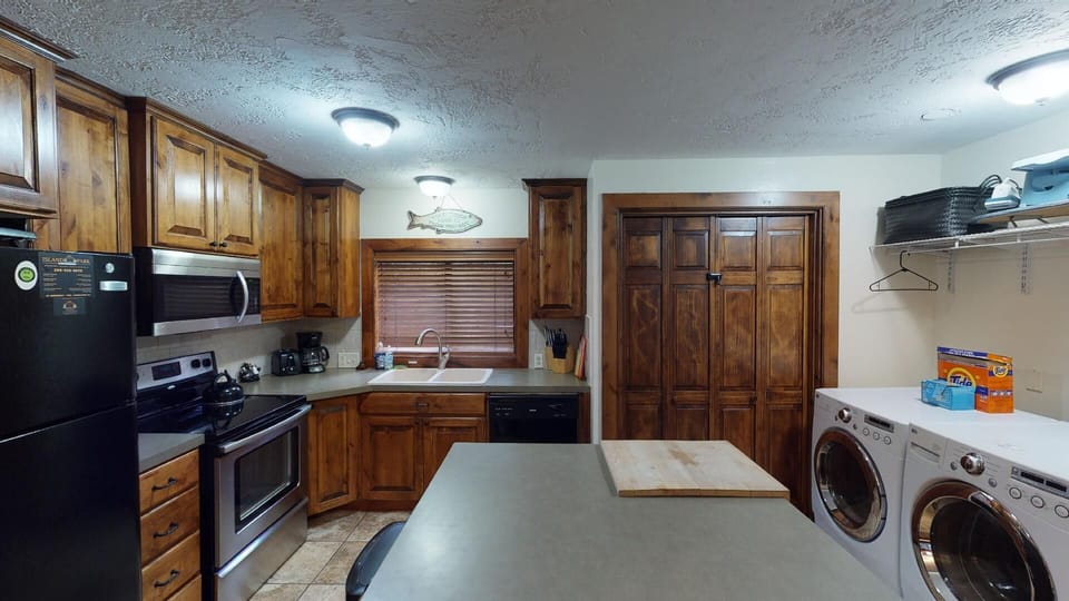 Full size kitchen equipped with all your kitchen needs.