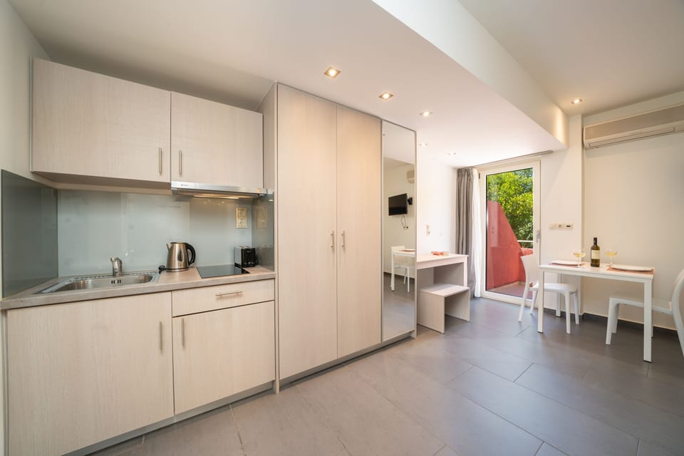 Studio, Garden View | Private kitchenette | Mini-fridge, stovetop, cookware/dishes/utensils