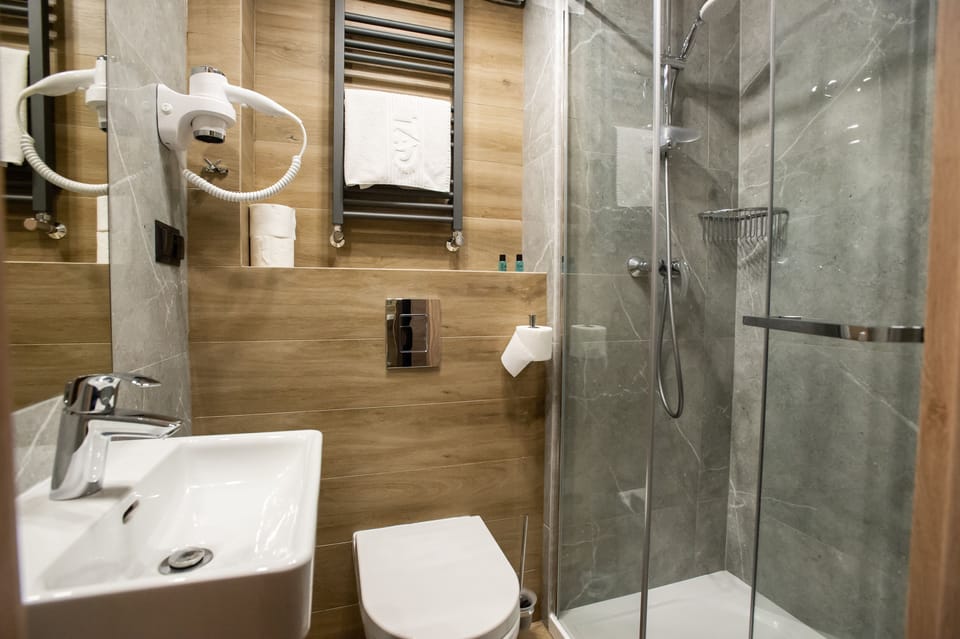 Twin Room, Mountain View | Bathroom | Shower, hair dryer, towels