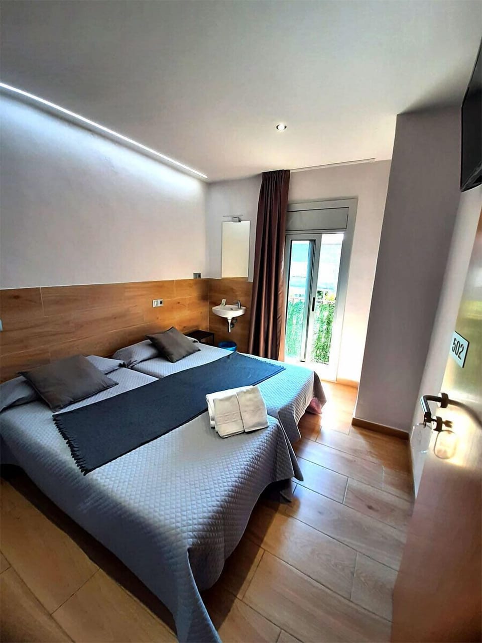 Twin Room, Shared Bathroom | Bed sheets