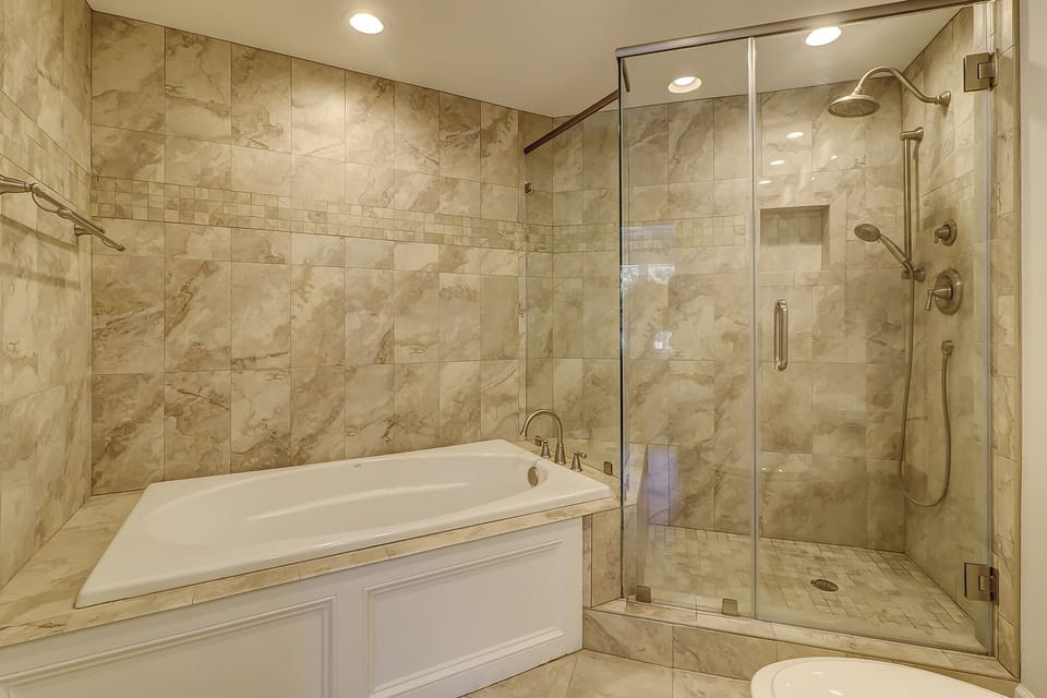 King Suite Full Bathroom