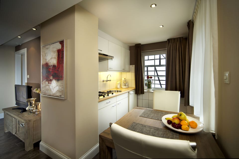 Deluxe Apartment, 1 Bedroom, Kitchen | Private kitchen | Coffee/tea maker, electric kettle