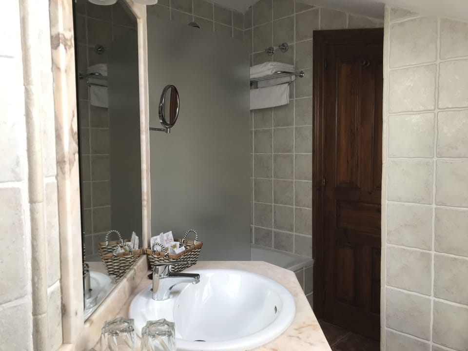 Economy Room | Bathroom | Shower, free toiletries, hair dryer, towels