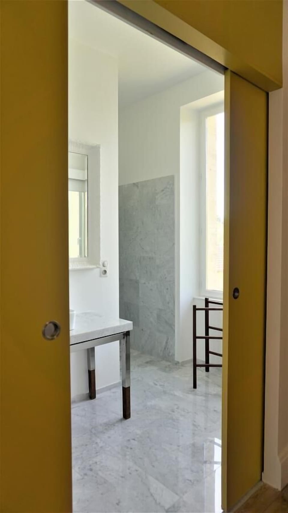Double Room (Chambre Jaune) | Bathroom | Free toiletries, towels, soap, shampoo