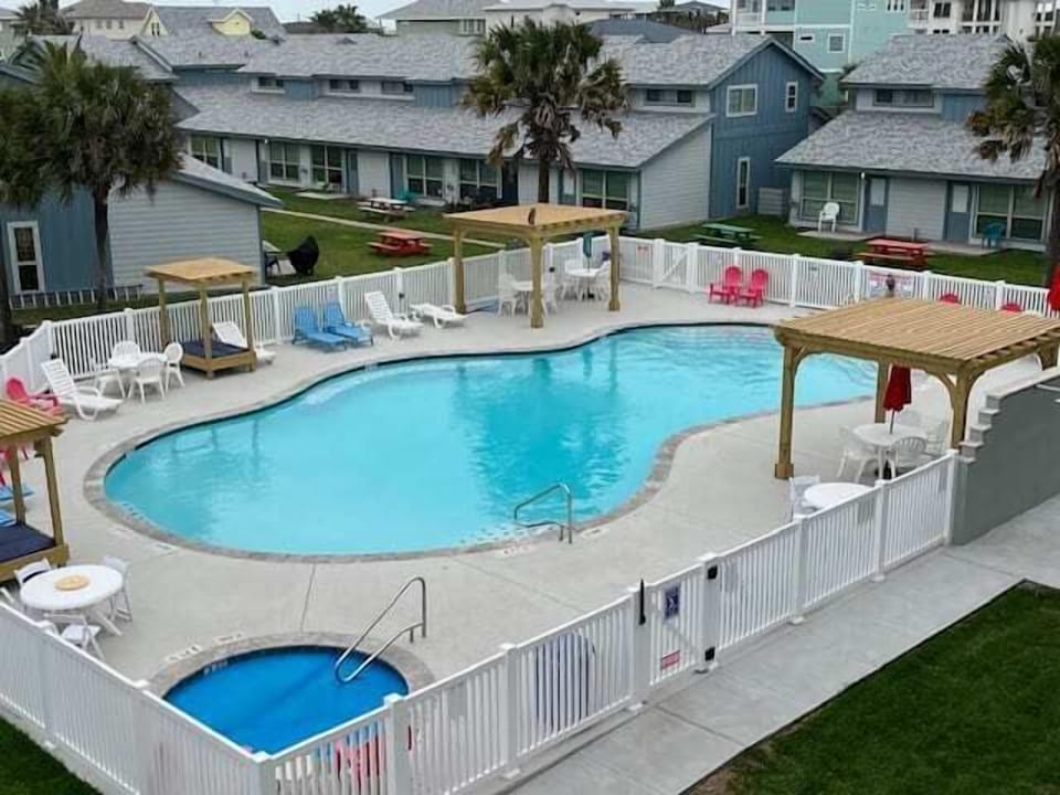 Pool & Spa