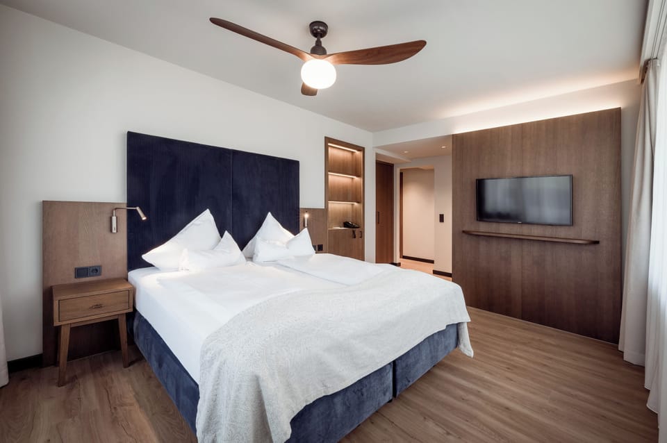 Suite, Balcony | Premium bedding, minibar, in-room safe, WiFi (free)