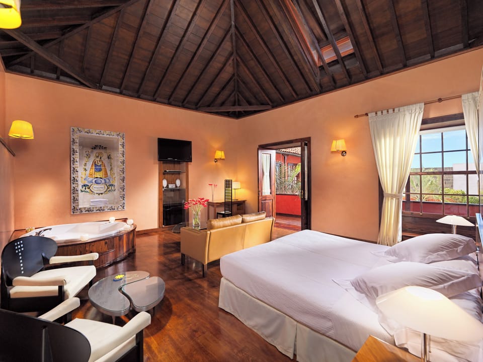 Junior Room | Egyptian cotton sheets, premium bedding, minibar, in-room safe