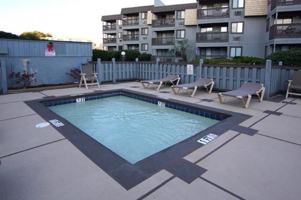 Pull up a chair & relax as the young ones splash in the kiddie pool.