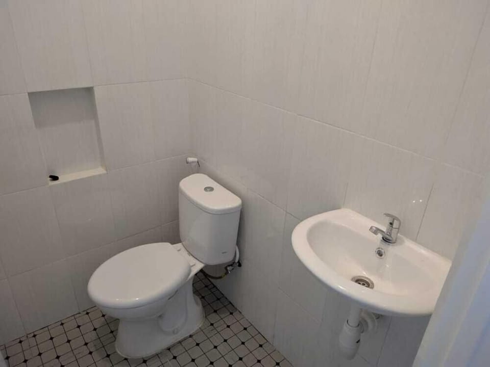 Shower, rainfall showerhead, free toiletries, bidet