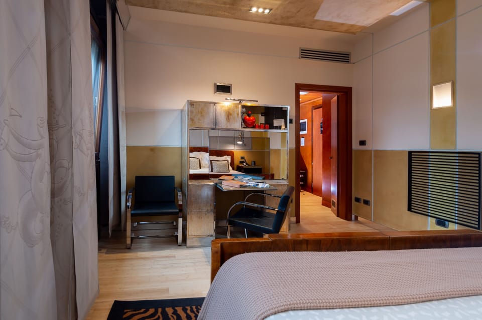 Executive Room | Living area | 30-inch TV with satellite channels