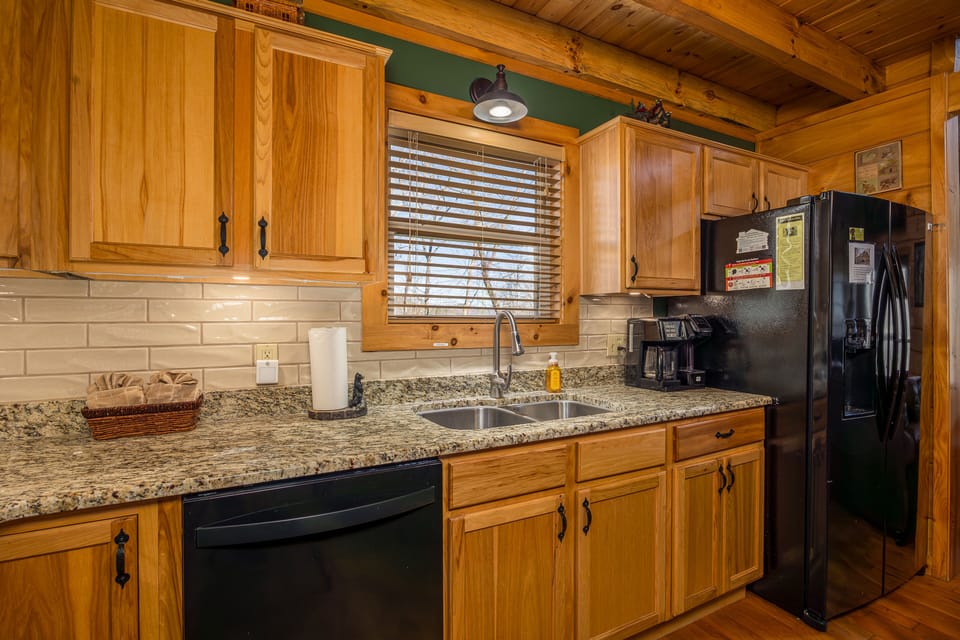 Granite countertops w/under-cabinet lighting