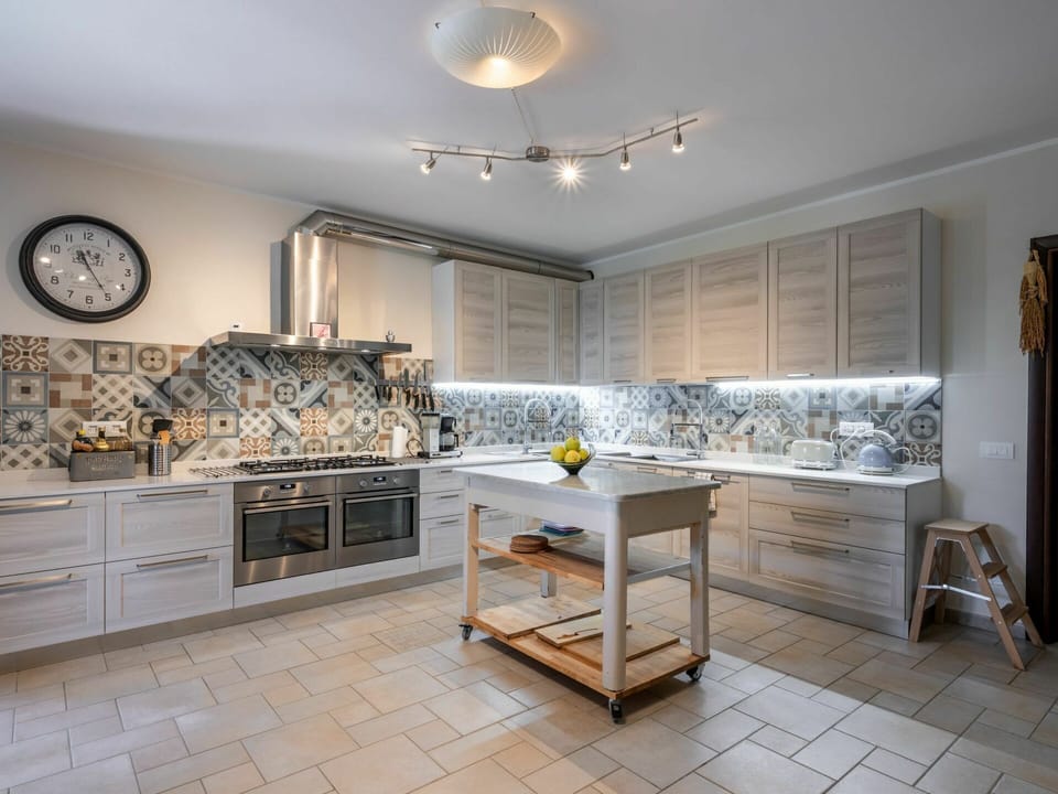 Furniture, Property, Table, Countertop, Wood, Lighting, Interior Design, Architecture, House, Kitchen