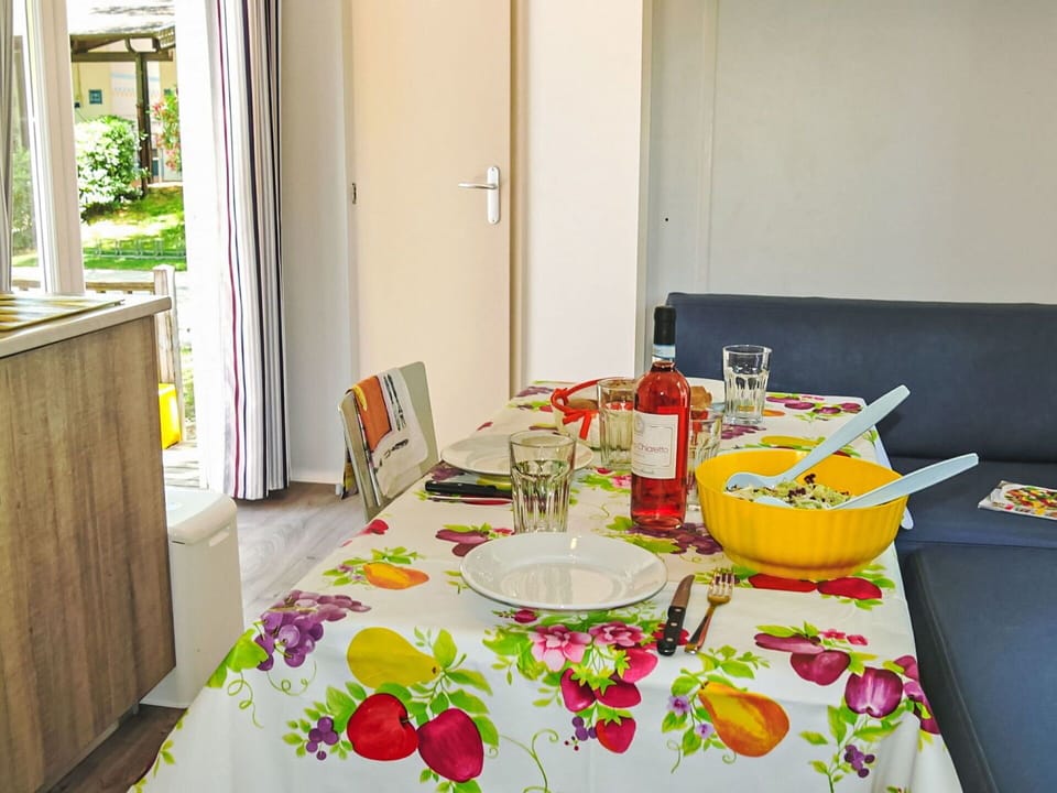 Furniture, Flooring, Interior Design, Wood, Kitchen & Dining Room Table, Floor, Chair, Table, Dining Room, Ceiling