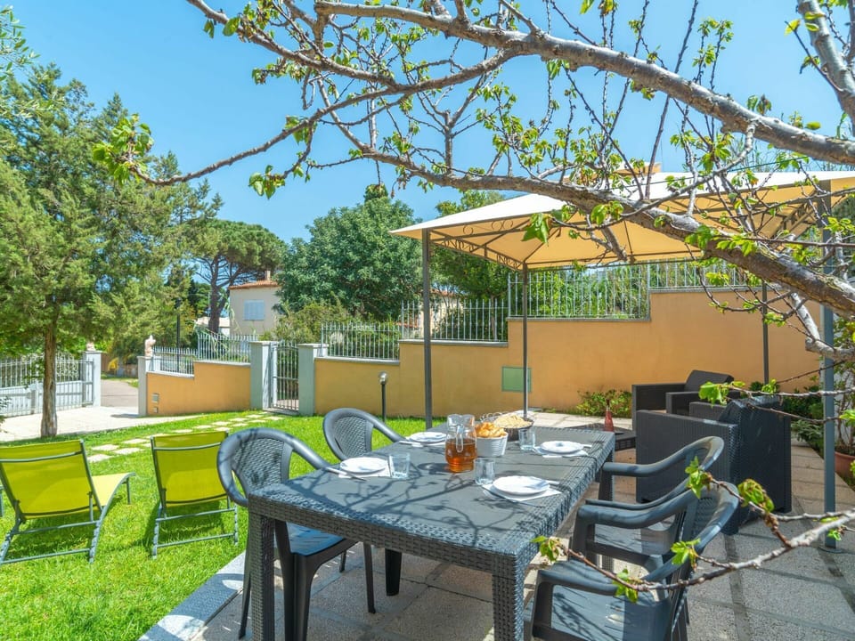 Table, Plant, Building, Daytime, Property, Sky, Chair, Outdoor Table, Shade, Outdoor Furniture