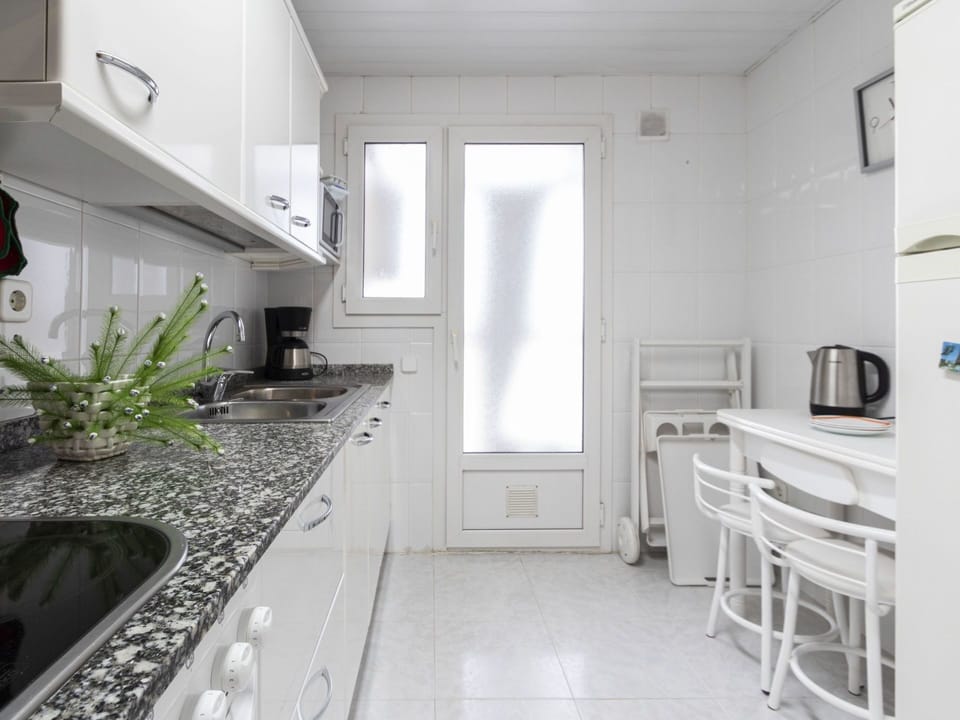 Property, White, Room, Floor, Building, Interior Design, Countertop, Tile, Furniture, House