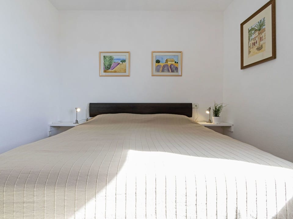 Bedroom, Bed, Furniture, Room, Bed Sheet, Property, Bed Frame, Floor, Wall, Bedding