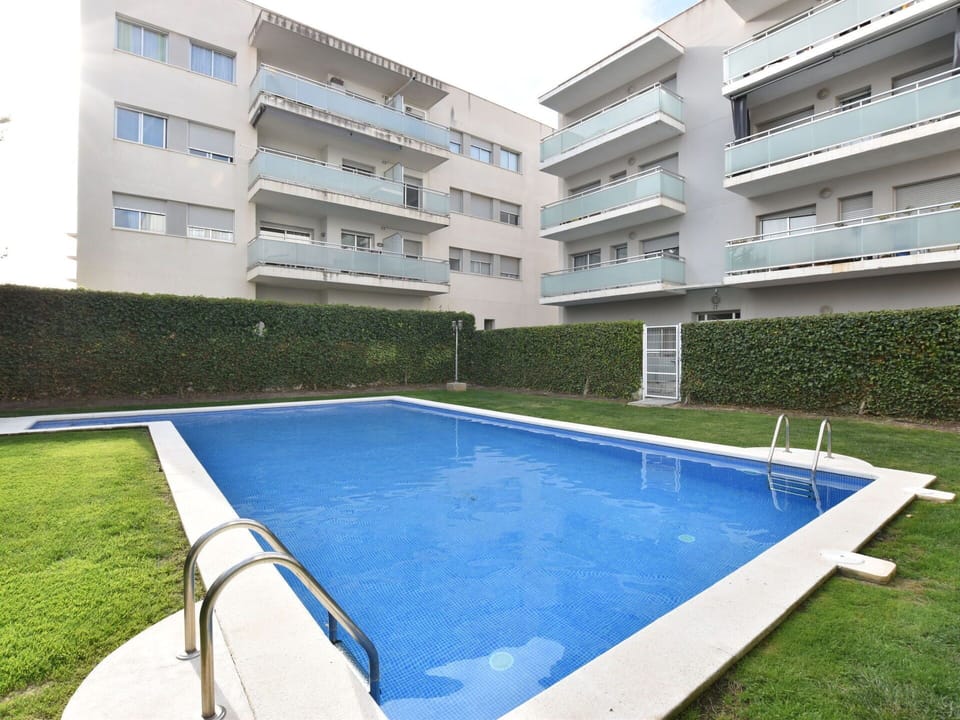 Property, Swimming Pool, Building, House, Apartment, Real Estate, Residential Area, Architecture, Grass, Condominium