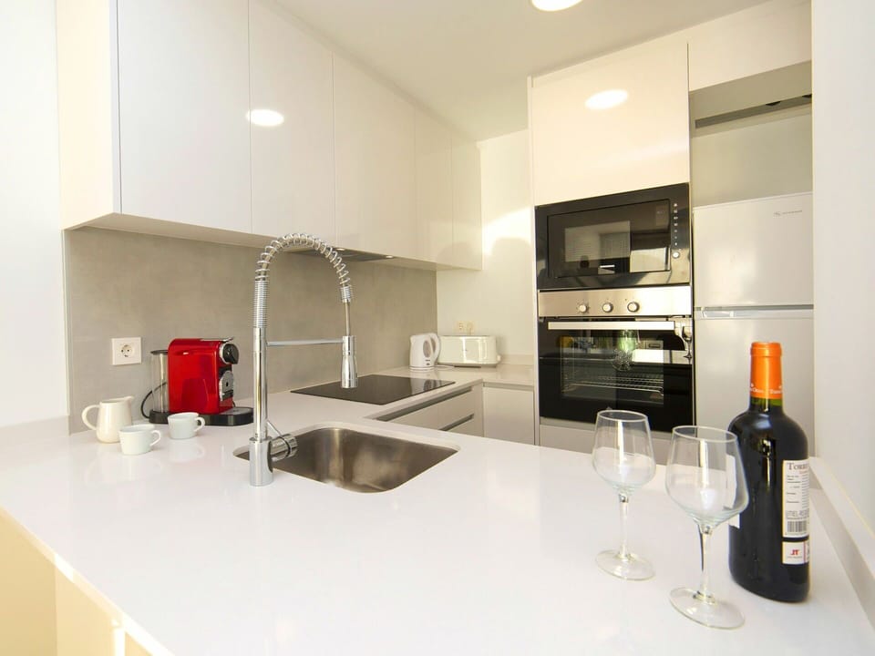 Countertop, Property, Room, Interior Design, Kitchen, Furniture, Building, Cabinetry, Floor, House
