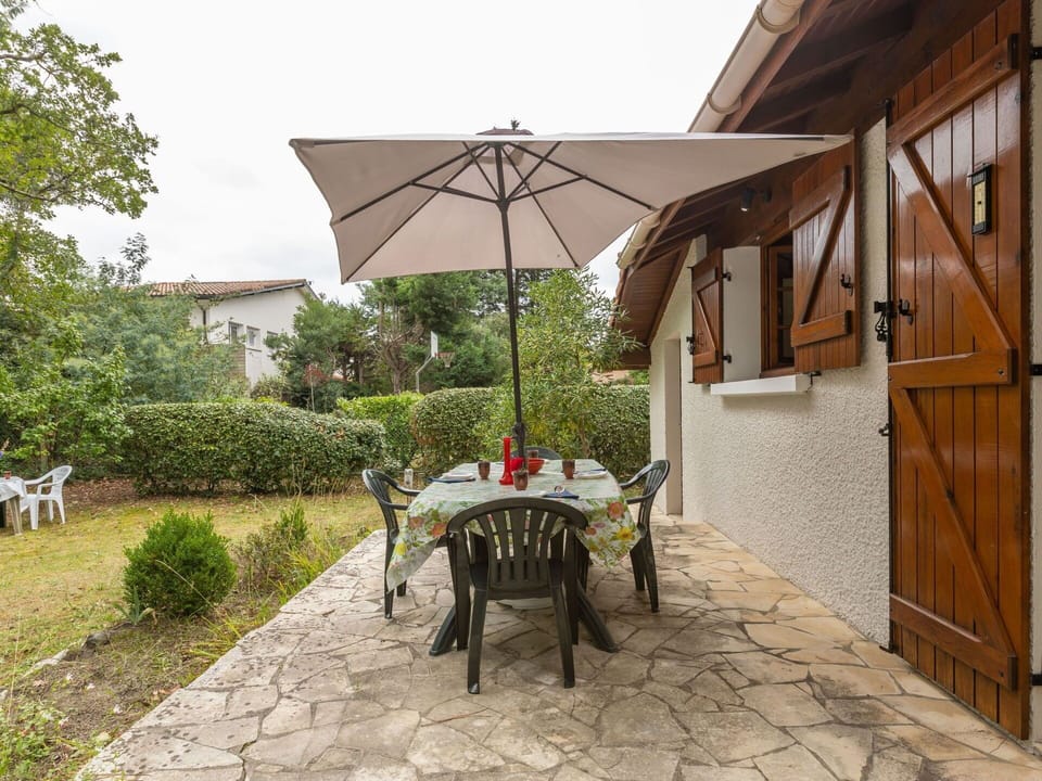 Plant, Table, Building, Furniture, Shade, Tree, Sky, Outdoor Table, Outdoor Furniture, Residential Area
