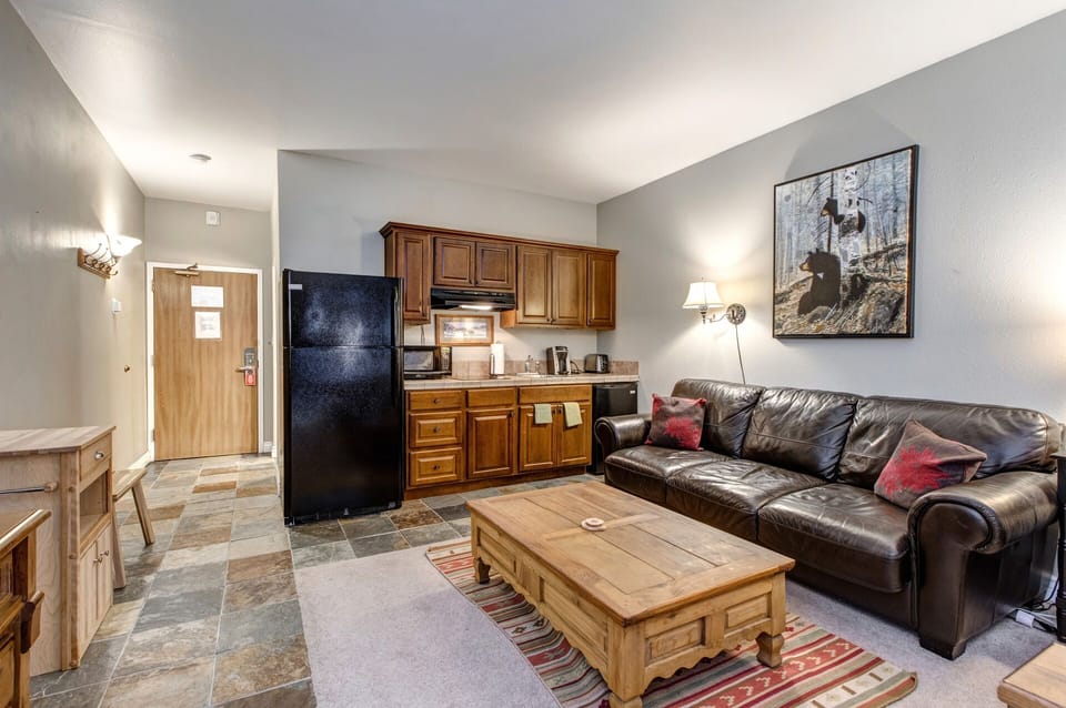 Prospector Lodge 612: Couch and kitchen