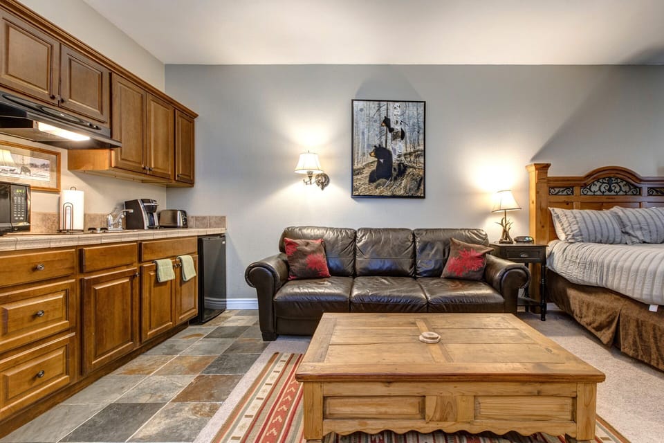 Prospector Lodge 612: Couch and kitchen