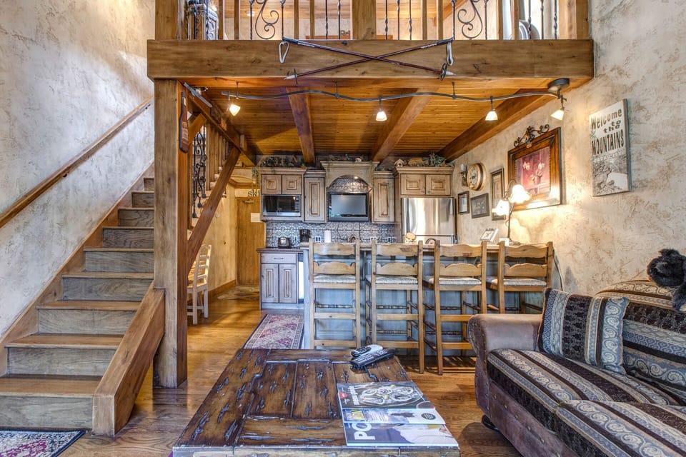 Vacation Rentals in Park City at Prospector Lodge 933: Full kitchen and dining area
