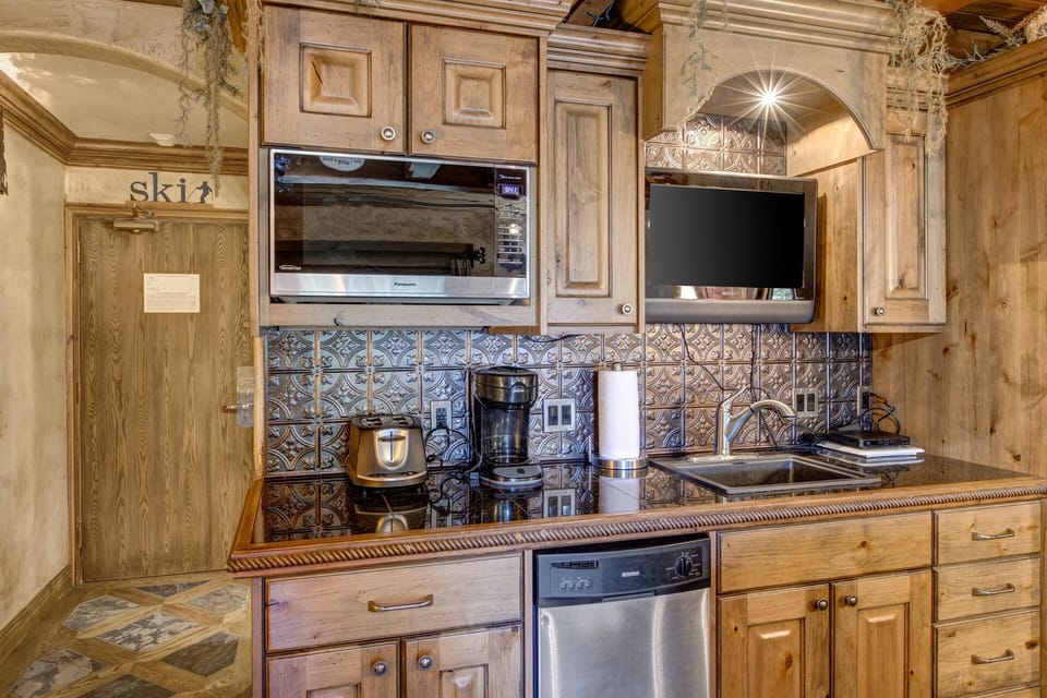 Vacation Rentals in Park City at Prospector Lodge 933: Full kitchen