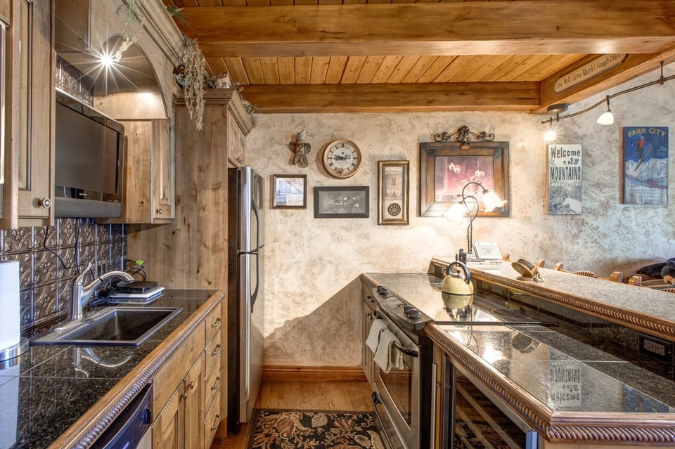 Vacation Rentals in Park City at Prospector Lodge 933: Full kitchen