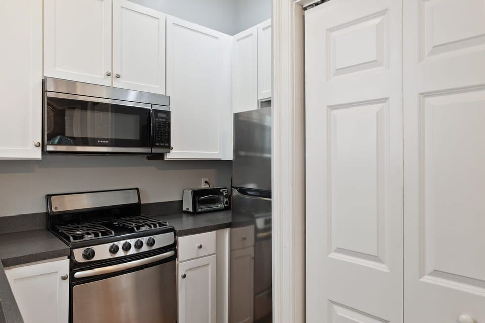 Fully stocked kitchen with washer/dryer