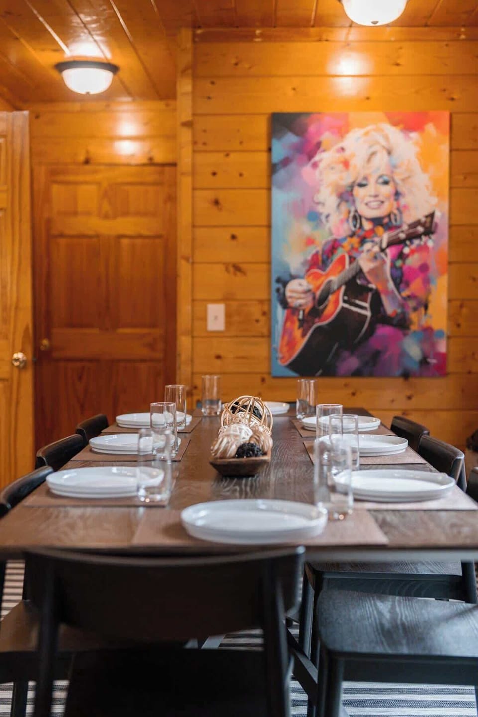 ️Open concept dining table perfect for friends and family gatherings.
