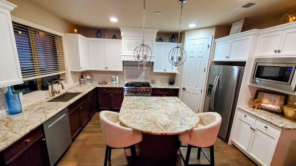 Dinning room with table for 6 plus bench (3 additional)