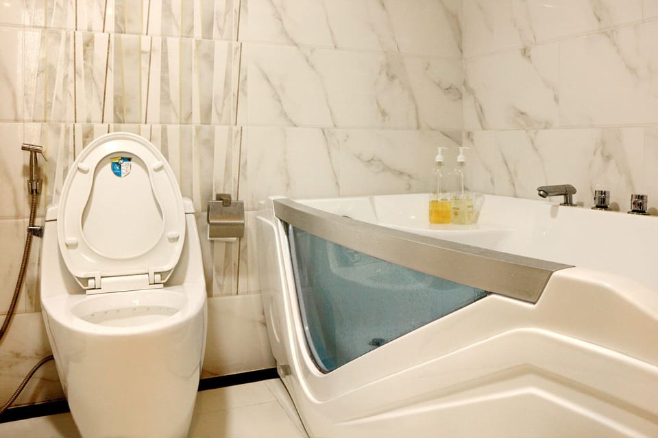 Deluxe Double Room, Beachfront | Bathroom | Shower, free toiletries, slippers, towels