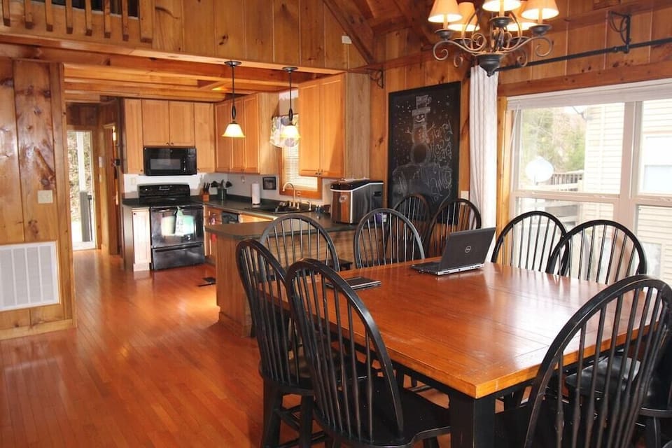 Dining & kitchen area