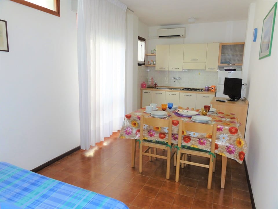 Apartment, 2 Bedrooms (A40019) | In-room dining