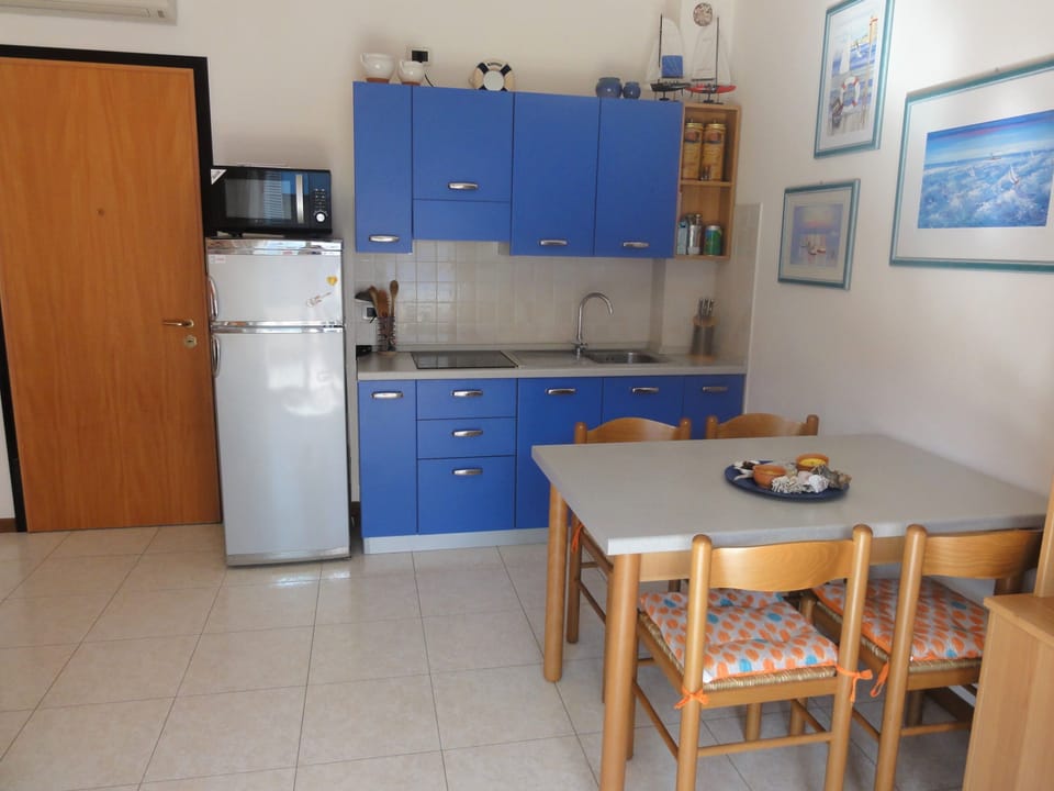 Apartment, 1 Bedroom (A72162) | Private kitchen | Full-size fridge, microwave, stovetop, cookware/dishes/utensils