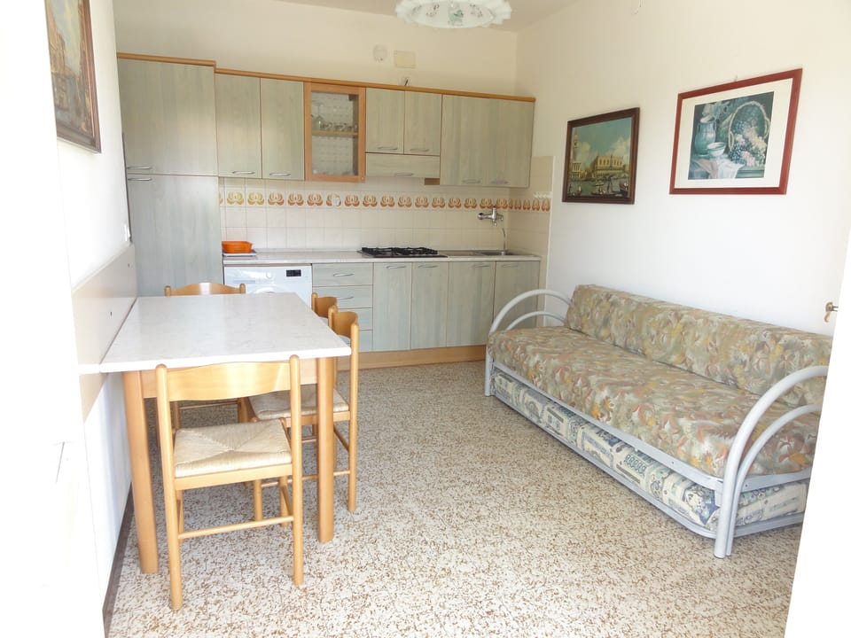 Apartment, 1 Bedroom (C30012) | Private kitchen | Full-size fridge, stovetop, cookware/dishes/utensils