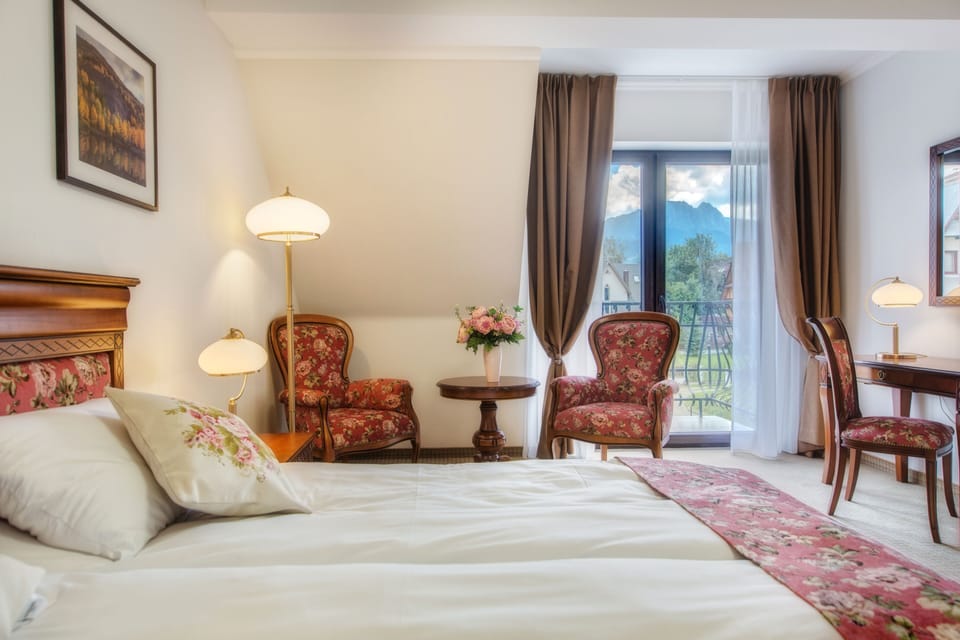 Superior Double or Twin Room | Living area | 40-inch Smart TV with cable channels, TV