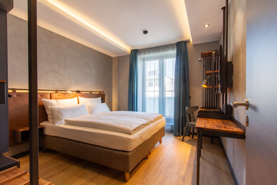 Studio Suite | Hypo-allergenic bedding, in-room safe, desk, blackout drapes